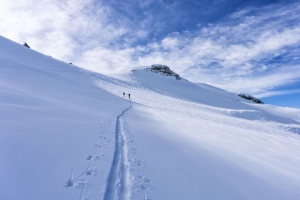 雪 痕迹 滑雪者 剪影 斜坡 山 4k壁纸 3840x2160