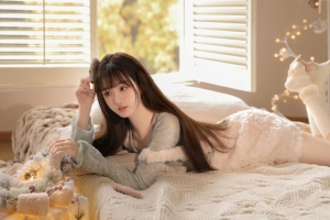 长发 清纯 美女 毛衣袜子 居家 床 温暖 圣诞节 4k 壁纸