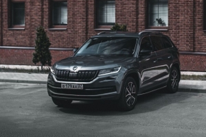 汽车 吉普车 suv 侧视图 建筑 4k壁纸 3840x2160