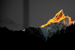 孤峰 山脉 日照金山 3440x1440带鱼屏风景壁纸