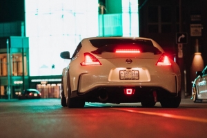 日产370z 日产 汽车 白色 道路 夜间 4k壁纸 3840x2160