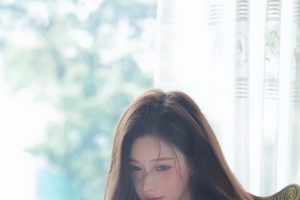 椅上白裙美女 4K高清手机壁纸免费下载