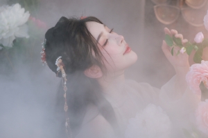 唯美古风美女 闭眼 花 4k壁纸