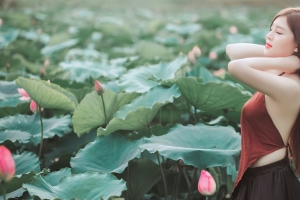 荷花塘 长发 肚兜 闭眼美女3440x1440壁纸