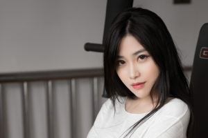 长发白色衣服美女许诺4k壁纸