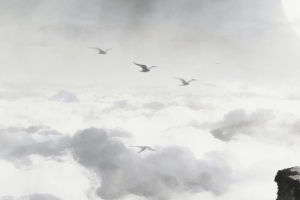 古风仙气美女白色裙持扇 高山云海意境1920x720高清壁纸免费下载