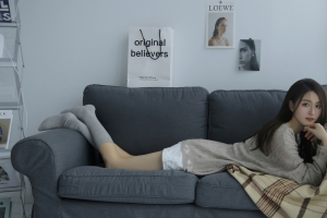 简约家居 沙发上的俏皮美女4k壁纸