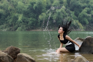 河水 性感美女 头发 水 4K美女图片