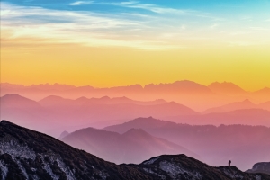 日落,山,登山者,4K风景壁纸