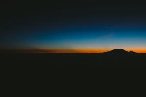 夜晚天空山风景3440x1440壁纸
