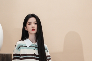 长直发美女刘些宁4k手机壁纸竖屏