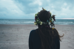 海边 海滩 女孩 花环 4K壁纸