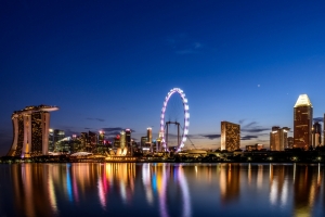 费里斯轮,摩天轮,夜晚海边城市,摩天大楼4k风景壁纸