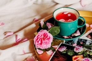 杯 茶 花 花瓣 照片 4k壁纸 3840x2160