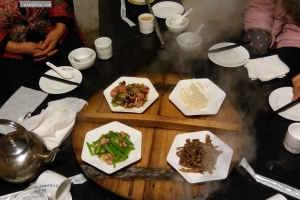 随拍（在都市里体验一次地锅鸡，没想到，真的是地锅，真的需要自己添柴）