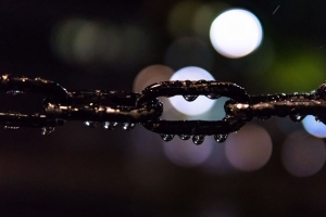 链 滴 雨 水 宏观 深色 4k壁纸 3840x2160