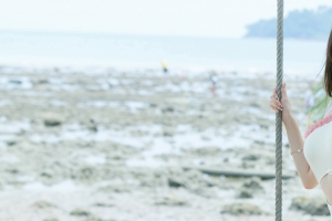 于思琪 海边荡秋千美女3440x1440带鱼屏壁纸