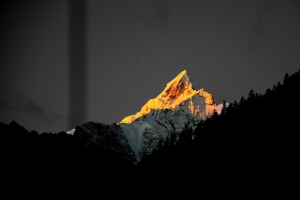 孤峰 山脉 日照金山 4K风景壁纸3840x2160