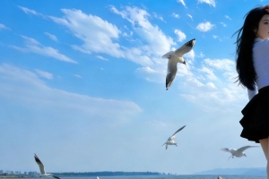 蓝天白云海边长发美女白色上衣黑色裙子4K高清壁纸3440x1440免费下载