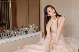 李知恩iu居家写真 玻璃杯 4k美女壁纸3840x2160