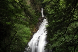 山林间的流水瀑布
