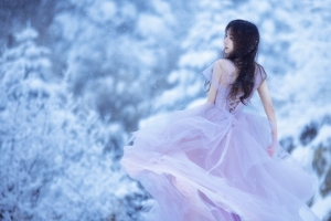 唯美 雪 紫色裙子美女背影4k壁纸
