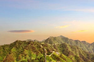 高山上耸立的万里长城