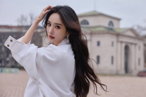 杨幂白色衣服回头高清4K车机全屏壁纸3840x2400免费下载