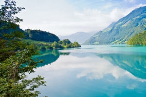 蓝色湖泊高山森林背景