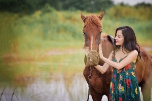河边 马儿 穿裙子漂亮的女孩美女人物风景摄影图片