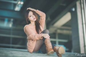 坐在台阶的美女5k图片