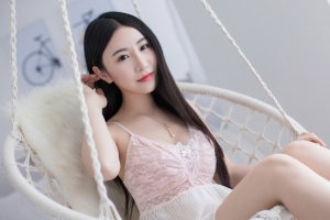 清纯美女谢芷馨 室内吊椅 4k壁纸