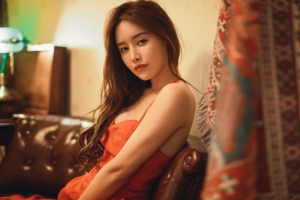 长发 橙色袜子 朦胧美美女4k壁纸