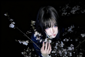 蓝色眼睛少女夜晚花树暗黑背景4K高清美女壁纸3840x2160免费下载