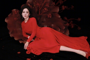 杨幂红色裙子花朵4K高清美女壁纸3840x2560免费下载