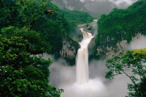4k 瀑布 大山 树林 风景 桌面 壁纸