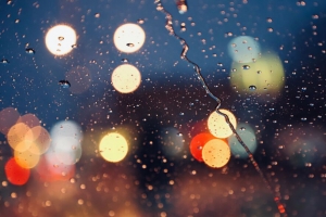 眩光 水滴 玻璃 雨 模糊 4k壁纸 3840x2160