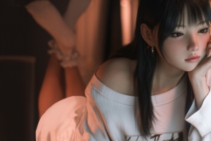 4k 可爱 少女 长发 白色衣服 居家 看电脑 好看 动漫 桌面 壁纸
