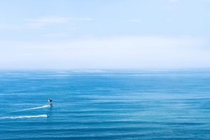 在大海上冲浪的人