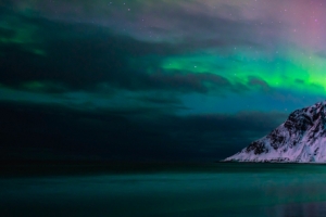 极光雪山水5120x1440高清双屏风景壁纸免费下载