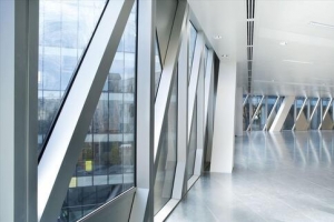 白色简约空旷的楼层