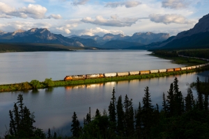 自然,风景, 山脉 湖水 树木森林 列车 4k风景壁纸
