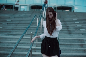 长发高挑美女5K壁纸