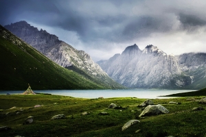 山间湖泊背景图