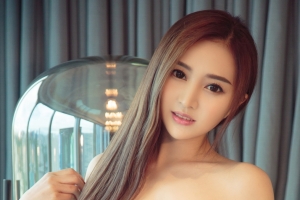 长发香肩美女小甜心4k壁纸