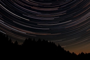 星星 长曝光 旋转 树木 剪影 夜间 4k壁纸 3840x2160