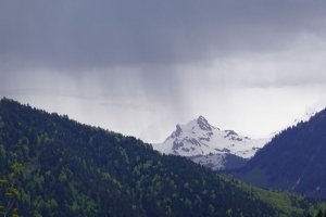 山 峰 森林 雨 风景 4k壁纸 3840x2160