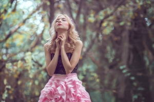 闭眼的美女 祈祷 4K壁纸