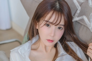 居家长发白衬衫清纯美女4k壁纸