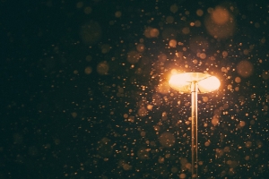 黑暗中的路灯